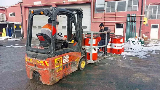 Varilleri sobaya dönüştürüp, depremzedelere gönderdi