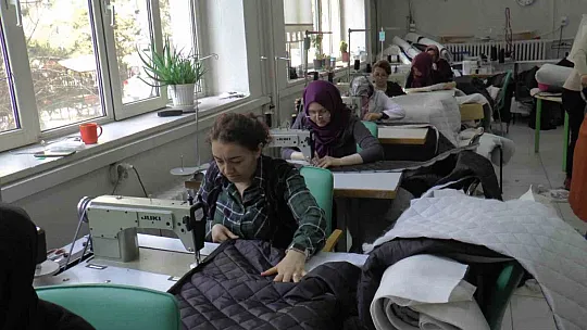 Kayseri'de 'fabrika okullar' deprem bölgesi için seferber oldu
