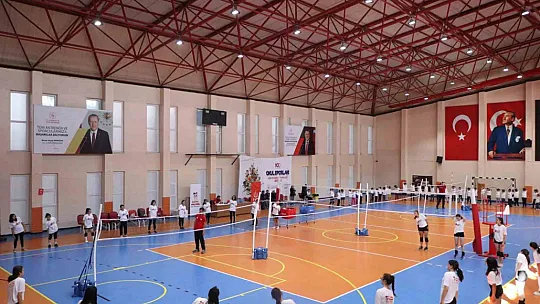 Kayseri'de 6-12 yaş çocuklar için 'Fabrika Voleybol Okulu' açıldı