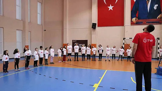 Kayseri'de 6-12 yaş çocuklar için 'Fabrika Voleybol Okulu' açıldı