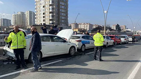 10 otomobil birbirine girdi! Yaralılar var...