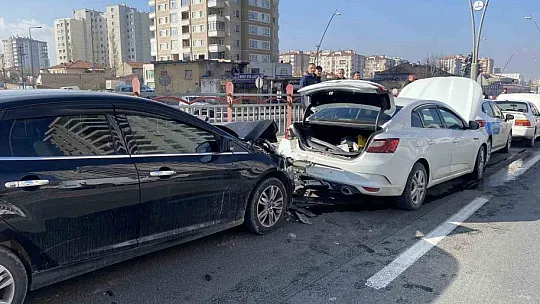 10 otomobil birbirine girdi! Yaralılar var...