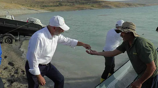 2 milyon yavru sazan balığı sularla buluşturuldu