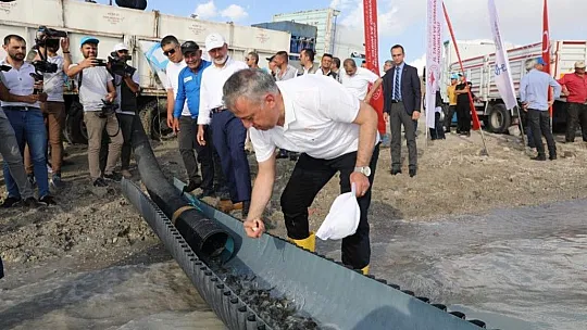 2 milyon yavru sazan balığı sularla buluşturuldu
