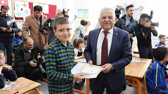 Kayseri'de 333 bin 905 öğrenci karne heyecanı yaşadı