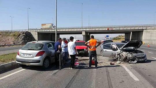 Kayseri'de 4 araçlı zincirleme kaza! Yaralılar var...