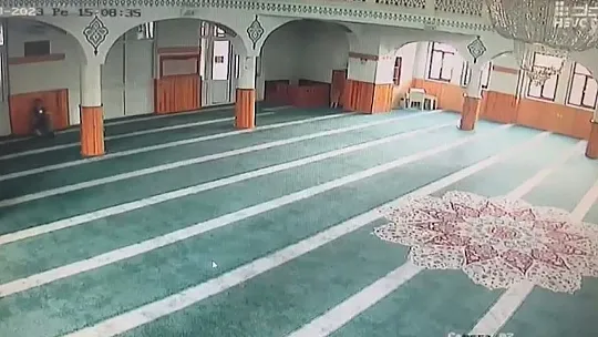 Önce namaz kıldı sonra camiyi soydu!