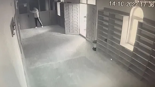 Önce namaz kıldı sonra camiyi soydu!