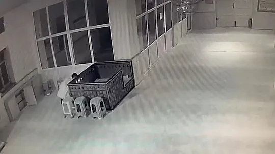 Önce namaz kıldı sonra camiyi soydu!