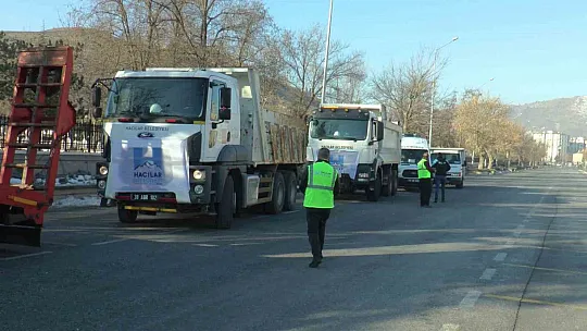Belediyelerin deprem bölgesine yardımları sürüyor