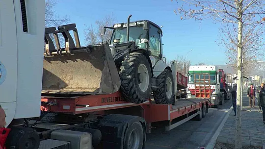 Belediyelerin deprem bölgesine yardımları sürüyor