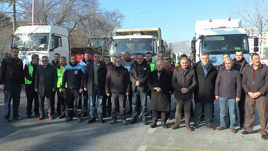 Belediyelerin deprem bölgesine yardımları sürüyor