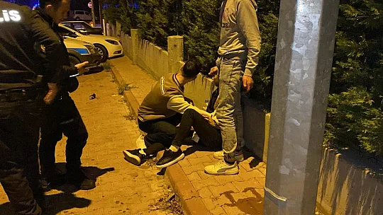 Bıçaklı kavga: 1'i ağır 2 yaralı
