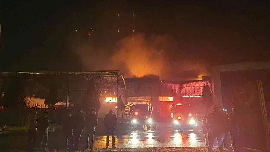 Çelik kapı fabrikasında büyük yangın