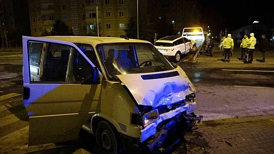 Kayseri'de cip ile ticari araç çarpıştı: 7 kişi...