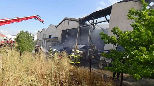 Fabrika yangını 2 saatte kontrol altına alındı