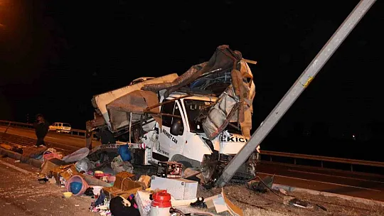 Feci kaza: Yanan tırın sürücüsünü polis kurtardı