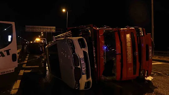 Feci kaza: Yanan tırın sürücüsünü polis kurtardı