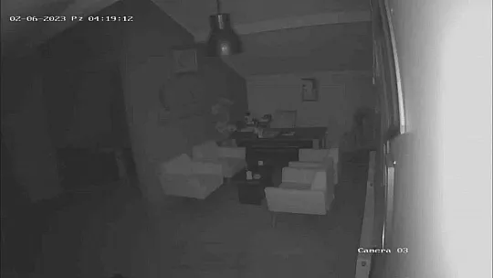 Korkutan deprem güvenlik kameralarına yansıdı