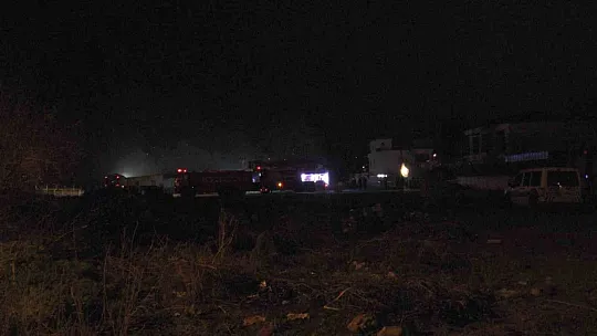 Madeni yağ deposu küle döndü