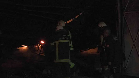Madeni yağ deposu küle döndü