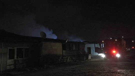 Madeni yağ deposu küle döndü