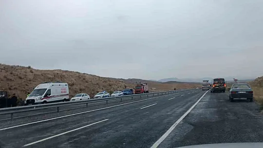 Kayseri'de midibüs devrildi: Çok sayıda yaralı var