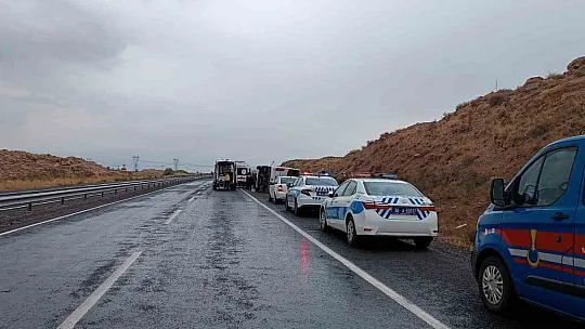 Kayseri'de midibüs devrildi: Çok sayıda yaralı var