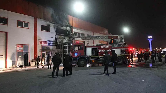 Mobilya imalathanesi yangında küle döndü