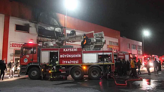 Mobilya imalathanesi yangında küle döndü