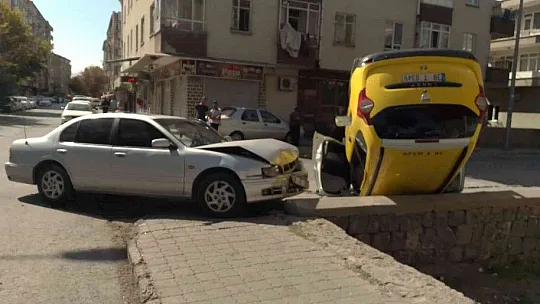 Otomobille taksi çarpıştı: 1 yaralı