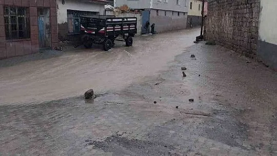Kayseri'de selde kayalar yola düştü