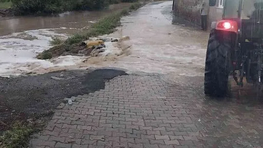 Kayseri'de selde kayalar yola düştü