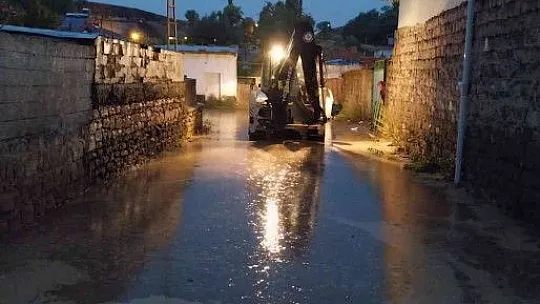 Kayseri'de selde kayalar yola düştü