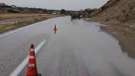 Kayseri'de selde kayalar yola düştü