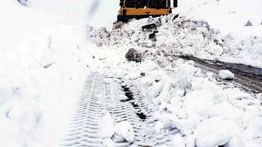 Kayseri'de yoğun kardan dolayı ulaşıma kapanan 208 mahalle yolu açıldı