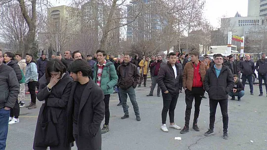Ağır hasarlı o binanın yıkımına başlandı