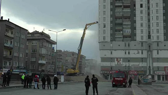 Ağır hasarlı o binanın yıkımına başlandı
