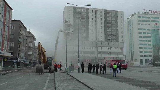 Ağır hasarlı o binanın yıkımına başlandı