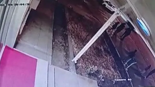 Depremde vatandaşlar panikle kendilerini sokağa attı