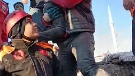 Kayseri'den giden ekipler, deprem bölgesinde hayat kurtarıyor
