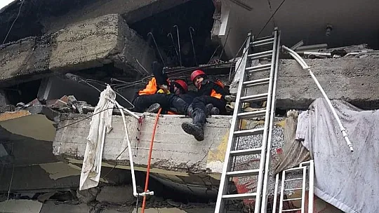 18 vatandaş enkaz altından sağ olarak çıkarıldı