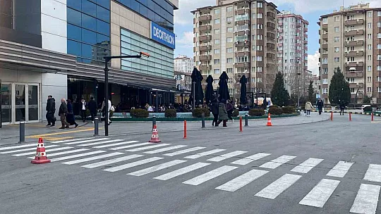 Asfalt depremde yarıldı iddiası!