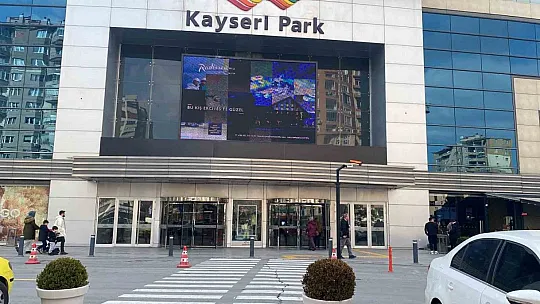 Asfalt depremde yarıldı iddiası!