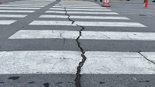 Asfalt depremde yarıldı iddiası!