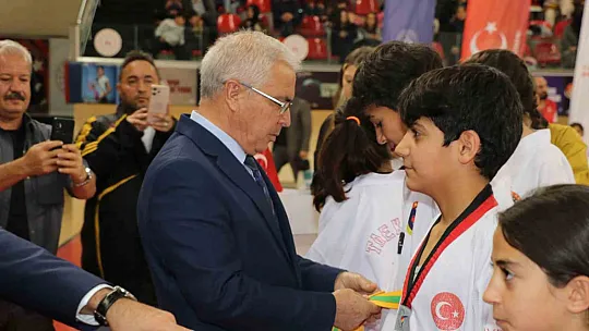 Yüzü aşkın sporcu kuşak atladı