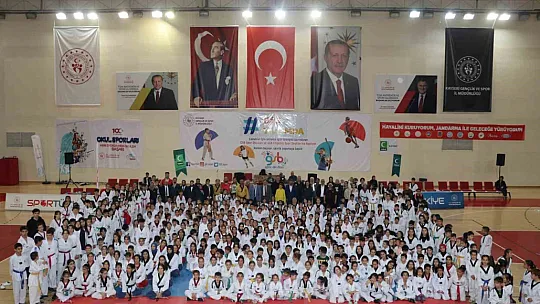 Yüzü aşkın sporcu kuşak atladı