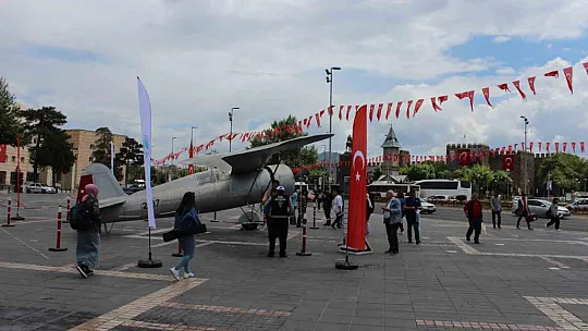 Kayseri'de üretilmişti... Cumhuriyet Meydanında sergileniyor...