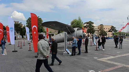 Kayseri'de üretilmişti... Cumhuriyet Meydanında sergileniyor...