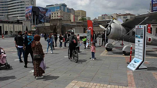 Kayseri'de üretilmişti... Cumhuriyet Meydanında sergileniyor...